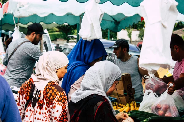 Reims Francia Julio 2018 Vista Gente Desconocida Comprando Caminando Mercado —  Fotos de Stock