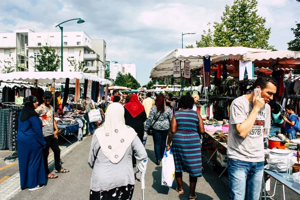 Reims Fransa 27 Temmuz 2018 alışveriş ve Reims sokak Pazar sabahları yürüyüş bilinmeyenli insan görünümü