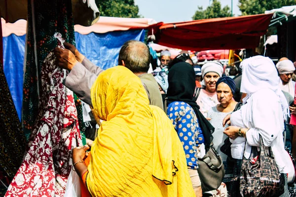 Reims Fransa 27 Temmuz 2018 alışveriş ve Reims sokak Pazar sabahları yürüyüş bilinmeyenli insan görünümü