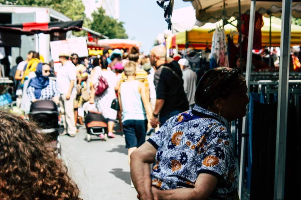 Reims Fransa 27 Temmuz 2018 alışveriş ve Reims sokak Pazar sabahları yürüyüş bilinmeyenli insan görünümü
