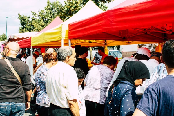 Reims Fransa 27 Temmuz 2018 alışveriş ve Reims sokak Pazar sabahları yürüyüş bilinmeyenli insan görünümü