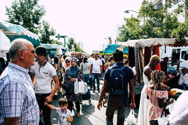 Reims Fransa 27 Temmuz 2018 alışveriş ve Reims sokak Pazar sabahları yürüyüş bilinmeyenli insan görünümü