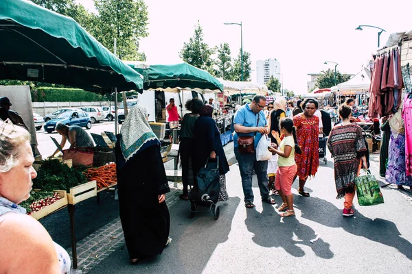 Reims Fransa 27 Temmuz 2018 alışveriş ve Reims sokak Pazar sabahları yürüyüş bilinmeyenli insan görünümü
