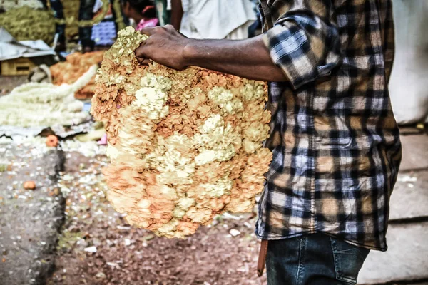 Gokarna Karnataka 印度2017年11月1日晚上在 Gokarna 镇街头出售鲜花的不明身份者画像 — 图库照片