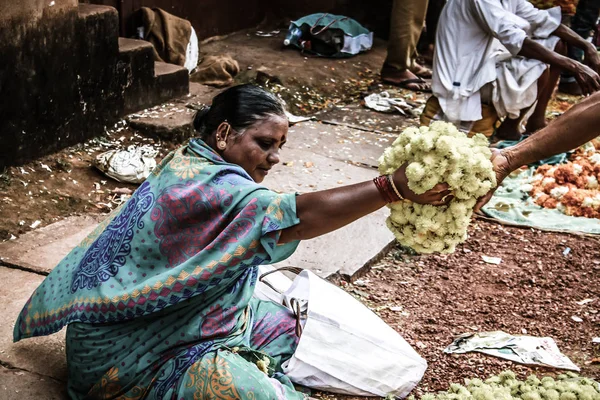 Gokarna Karnataka India Kasım 01, 2017 gece Gokarna kasabasının sokakta çiçek satan bilinmeyen insanların portresi