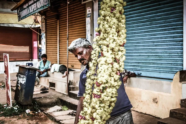ゴカルナカルナータカインド11月01 2017夜のゴカルナ町の通りで花を売る見知らぬ人の肖像 — ストック写真