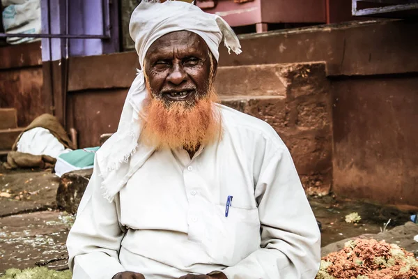 Gokarna Karnataka India Kasım 01, 2017 gece Gokarna kasabasının sokakta çiçek satan bilinmeyen insanların portresi