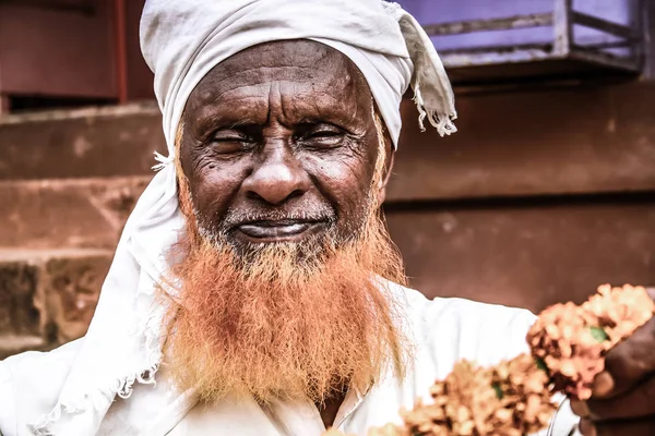 Gokarna Karnataka India Kasım 01, 2017 gece Gokarna kasabasının sokakta çiçek satan bilinmeyen insanların portresi
