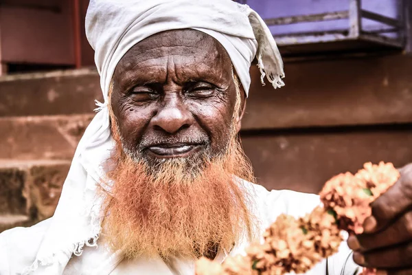 Gokarna Karnataka India Kasım 01, 2017 gece Gokarna kasabasının sokakta çiçek satan bilinmeyen insanların portresi