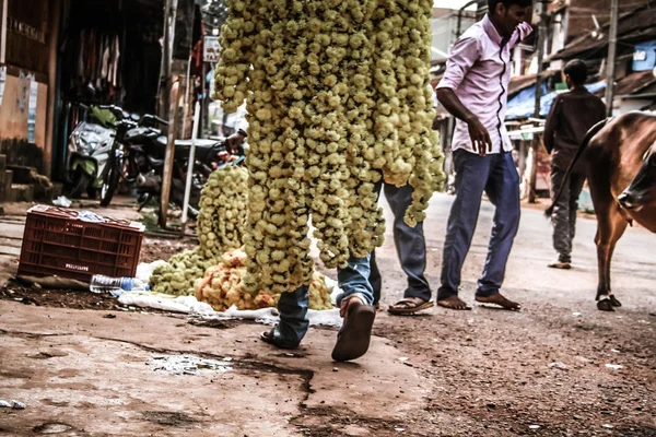 Gokarna Karnataka India Kasım 01, 2017 gece Gokarna kasabasının sokakta çiçek satan bilinmeyen insanların portresi