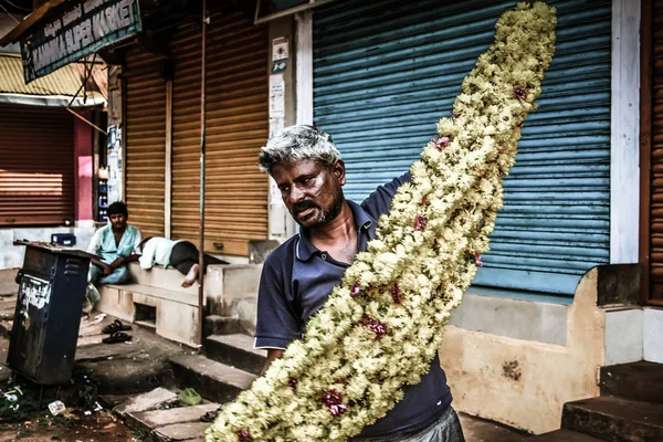ゴカルナカルナータカインド11月01 2017夜のゴカルナ町の通りで花を売る見知らぬ人の肖像 — ストック写真