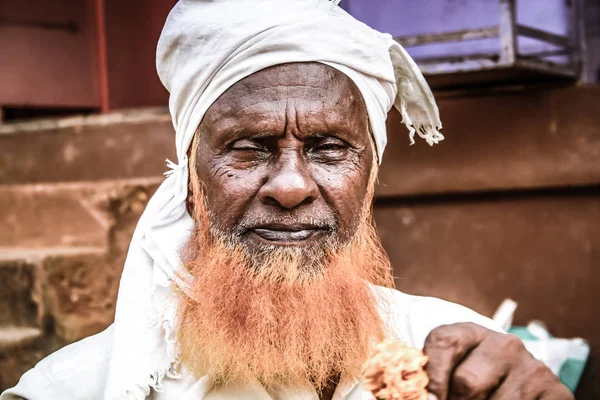 Gokarna Karnataka India Kasım 01, 2017 gece Gokarna kasabasının sokakta çiçek satan bilinmeyen insanların portresi