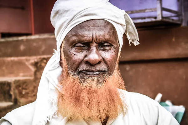 Gokarna Karnataka India Kasım 01, 2017 gece Gokarna kasabasının sokakta çiçek satan bilinmeyen insanların portresi