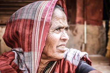 Gokarna Karnataka India Kasım 01, 2017 gece Gokarna kasabasının sokakta çiçek satan bilinmeyen insanların portresi