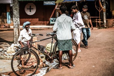 Gokarna Karnataka India Kasım 01, 2017 gece Gokarna kasabasının sokakta çiçek satan bilinmeyen insanların portresi