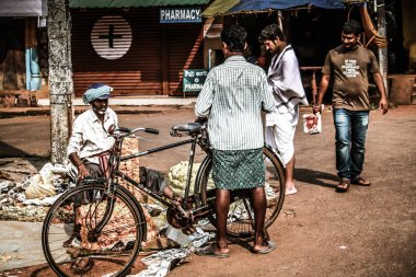 Gokarna Karnataka India Kasım 01, 2017 gece Gokarna kasabasının sokakta çiçek satan bilinmeyen insanların portresi