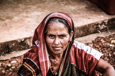 Gokarna Karnataka India Kasım 01, 2017 gece Gokarna kasabasının sokakta çiçek satan bilinmeyen insanların portresi