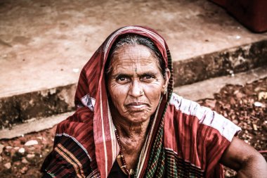 Gokarna Karnataka India Kasım 01, 2017 gece Gokarna kasabasının sokakta çiçek satan bilinmeyen insanların portresi