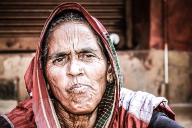 Gokarna Karnataka India Kasım 01, 2017 gece Gokarna kasabasının sokakta çiçek satan bilinmeyen insanların portresi