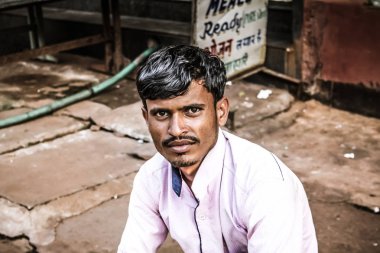 Gokarna Karnataka India Kasım 01, 2017 gece Gokarna kasabasının sokakta çiçek satan bilinmeyen insanların portresi