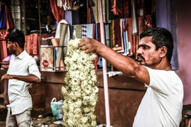 Gokarna Karnataka India Kasım 01, 2017 gece Gokarna kasabasının sokakta çiçek satan bilinmeyen insanların portresi