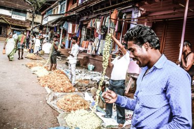 Gokarna Karnataka India Kasım 01, 2017 gece Gokarna kasabasının sokakta çiçek satan bilinmeyen insanların portresi