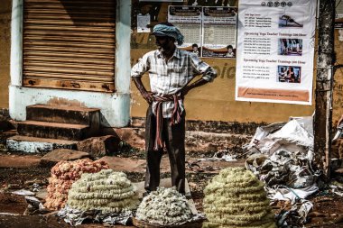 Gokarna Karnataka India Kasım 01, 2017 gece Gokarna kasabasının sokakta çiçek satan bilinmeyen insanların portresi