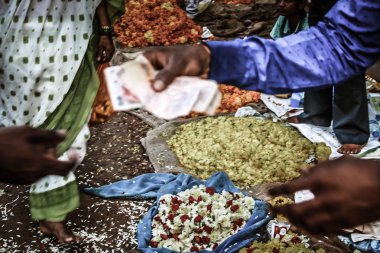 Gokarna Karnataka India Kasım 01, 2017 gece Gokarna kasabasının sokakta çiçek satan bilinmeyen insanların portresi