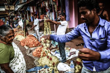 Gokarna Karnataka India Kasım 01, 2017 gece Gokarna kasabasının sokakta çiçek satan bilinmeyen insanların portresi