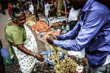 Gokarna Karnataka India Kasım 01, 2017 gece Gokarna kasabasının sokakta çiçek satan bilinmeyen insanların portresi