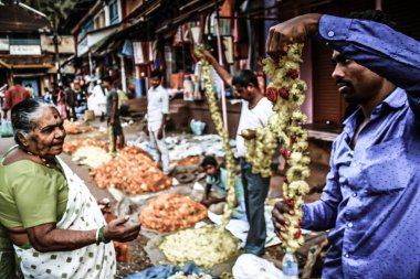 Gokarna Karnataka India Kasım 01, 2017 gece Gokarna kasabasının sokakta çiçek satan bilinmeyen insanların portresi