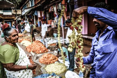 Gokarna Karnataka India Kasım 01, 2017 gece Gokarna kasabasının sokakta çiçek satan bilinmeyen insanların portresi