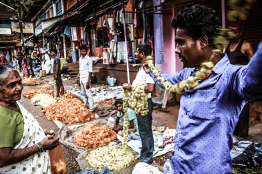 Gokarna Karnataka India Kasım 01, 2017 gece Gokarna kasabasının sokakta çiçek satan bilinmeyen insanların portresi
