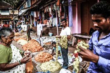 Gokarna Karnataka India Kasım 01, 2017 gece Gokarna kasabasının sokakta çiçek satan bilinmeyen insanların portresi