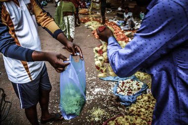 Gokarna Karnataka India Kasım 01, 2017 gece Gokarna kasabasının sokakta çiçek satan bilinmeyen insanların portresi