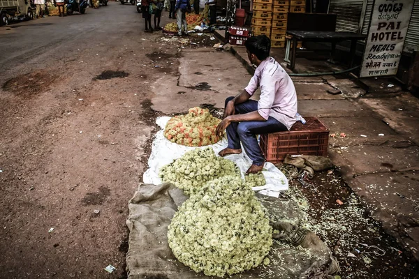 Gokarna Karnataka India Kasım 01, 2017 gece Gokarna kasabasının sokakta çiçek satan bilinmeyen insanların portresi