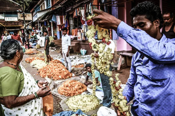 Gokarna Karnataka India Kasım 01, 2017 gece Gokarna kasabasının sokakta çiçek satan bilinmeyen insanların portresi