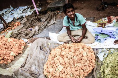 Gokarna Karnataka India Kasım 01, 2017 gece Gokarna kasabasının sokakta çiçek satan bilinmeyen insanların portresi