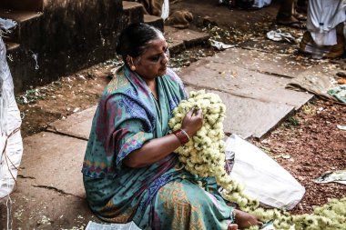 Gokarna Karnataka India Kasım 01, 2017 gece Gokarna kasabasının sokakta çiçek satan bilinmeyen insanların portresi