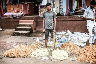 Gokarna Karnataka India Kasım 01, 2017 gece Gokarna kasabasının sokakta çiçek satan bilinmeyen insanların portresi