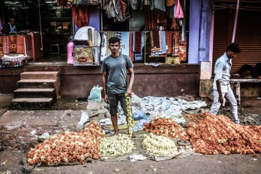 Gokarna Karnataka India Kasım 01, 2017 gece Gokarna kasabasının sokakta çiçek satan bilinmeyen insanların portresi