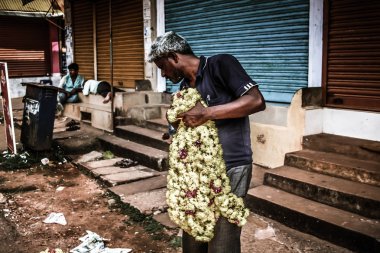 Gokarna Karnataka India Kasım 01, 2017 gece Gokarna kasabasının sokakta çiçek satan bilinmeyen insanların portresi
