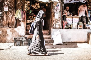 Gokarna Karnataka Hindistan Ekim 30, 2017 sabah Gokarna kasabasının Ana sokakta yürüyüş bilinmeyen insanların görünümü
