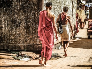 Gokarna Karnataka Hindistan Ekim 30, 2017 sabah Gokarna kasabasının Ana sokakta yürüyüş bilinmeyen insanların görünümü