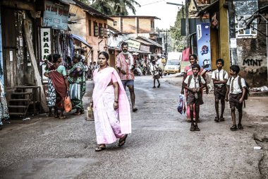Gokarna Karnataka Hindistan Ekim 30, 2017 sabah Gokarna kasabasının Ana sokakta yürüyüş bilinmeyen insanların görünümü