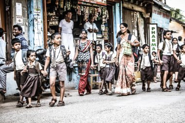 Gokarna Karnataka Hindistan Ekim 30, 2017 sabah Gokarna kasabasının Ana sokakta yürüyüş bilinmeyen insanların görünümü