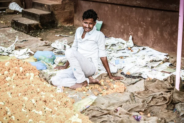 Gokarna Karnataka Índia Novembro 2017 Retrato Pessoas Desconhecidas Vendendo Flores — Fotografia de Stock