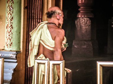 Gokarna Karnataka Hindistan Ekim 30, 2017 sabah Gokarna kasabasının Ana sokakta yürüyüş bilinmeyen insanların görünümü