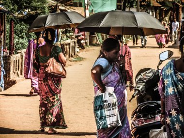 Gokarna Karnataka Hindistan Ekim 30, 2017 sabah Gokarna kasabasının Ana sokakta yürüyüş bilinmeyen insanların görünümü