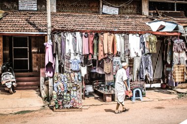 Gokarna Karnataka Hindistan Ekim 30, 2017 sabah Gokarna kasabasının Ana sokakta yürüyüş bilinmeyen insanların görünümü